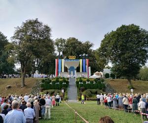 Rocznica koronacji Matki Bożej Kębelskiej w Wąwolnicy. Pojawiło się tysiące wiernych. Zobacz