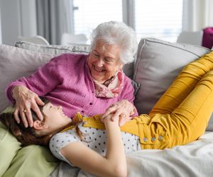 Relacja z dziadkami to fundament na całe życie. Jej siła może przetrwać nawet ich śmierć