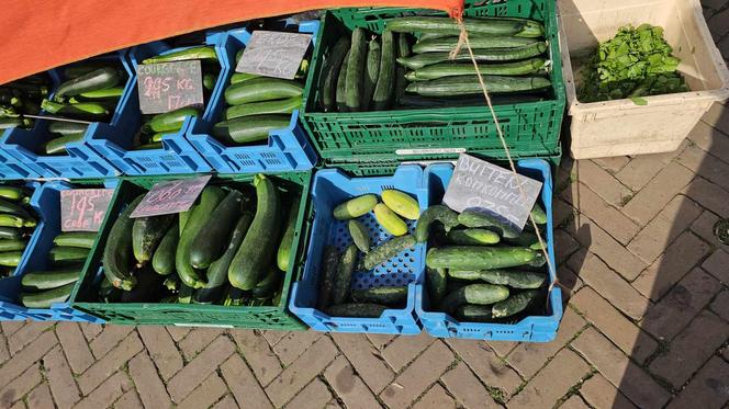 Ceny warzyw i owoców na targu w Amsterdamie