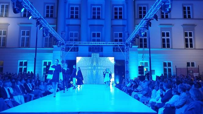 RADOM FASHION SHOW