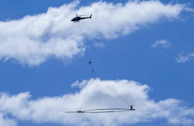 Niecodzienny widok. Wzdłuż autostrady A2 lata helikopter z wielką anteną. Co mierzy?