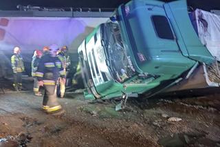 Łódź. Wypadek na przejeździe kolejowym. Tir zderzył się z pociągiem towarowym [ZDJĘCIA].