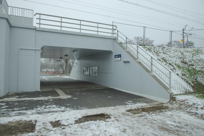 Postawili stację kolejową w szczerym polu. Cztery lata budowy, jeden pociąg na godzinę