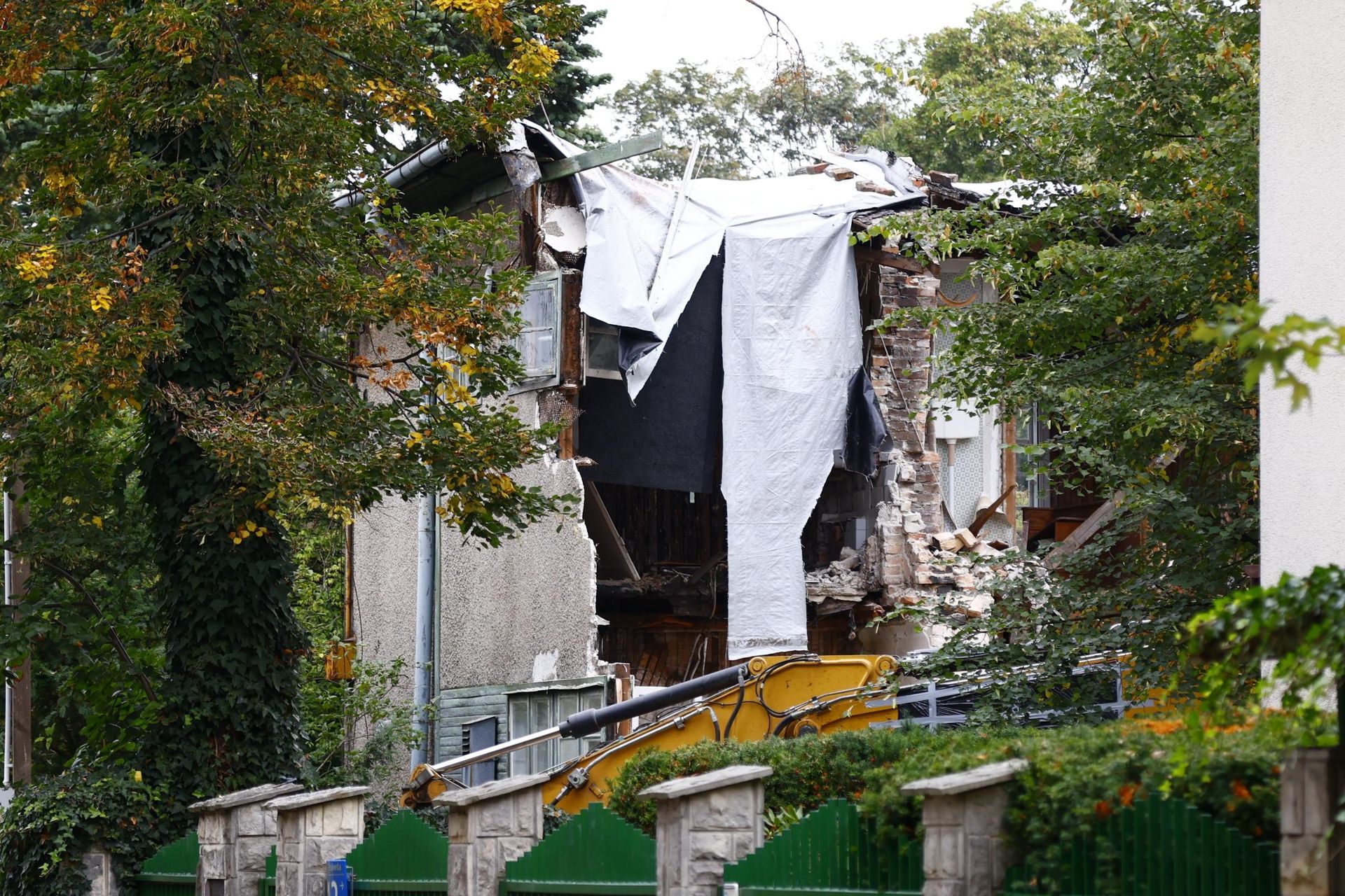 Rozbiórka domu przy Grębałowskiej w Warszawie
