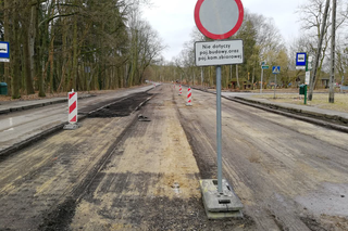 Ul. Arkońska – sfrezowana część nawierzchni z pozostawieniem tylko jednego pasa ruchu (dla komunikacji autobusowej, dojazdów do posesji i pojazdów budowy)