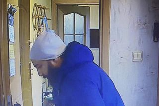 Okradli seniorkę tuż przed świętami. Oszustów nagrała kamera 