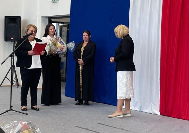 Pierwsza Dama uczciła z uczniami 100 lat od nadania imienia Stefana Batorego Szkole Podstawowej w Liwie