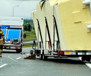 Groźny zdarzenie na S3 Przewróciła się laweta przewożąca basen [zdjęcia] 