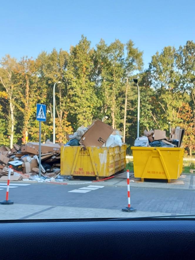 Kontenery na śmieci podczas zasiedlania Nowego Nikiszowca