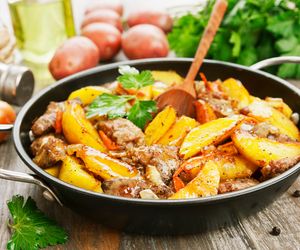 Wątróbka drobiowa pieczona z ziemniakami i czosnkiem: łatwy obiad za grosze