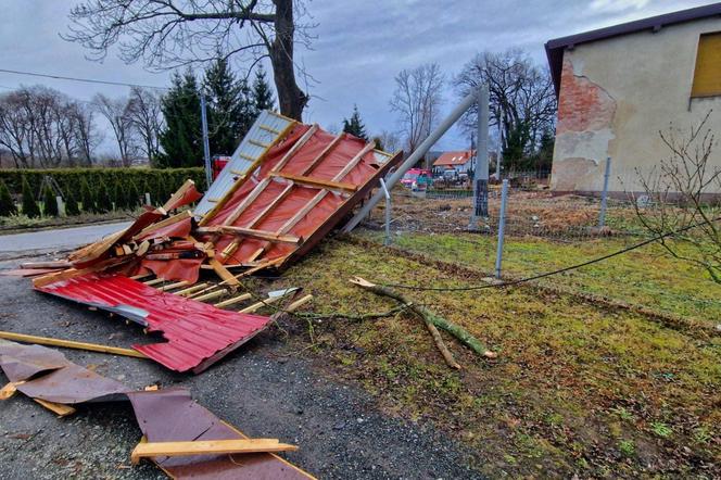 Silny wiatr nad Dolnym Śląskiem. Zerwany dach, powalone drzewa i zablokowana droga