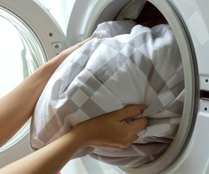 Jak dużo octu wlać do pralki? Prawie każdy robi to źle, a może to mieć opłakane skutki. Taką ilość octu powinno wlewać się do pralki 