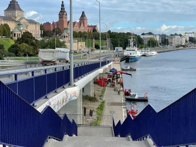 Akcja ratunkowa na Odrze w Szczecinie. Do rzeki wjechał samochód