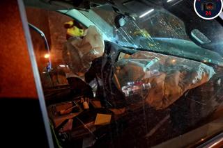 Policyjny pościg na Wisłostradzie. 41-latek rozwalił auto o filar mostu. Był pijany i pod wpływem narkotyków