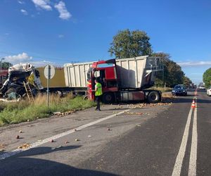 Ciężarówka wjechała w naczepę. Kierowca zginął na miejscu