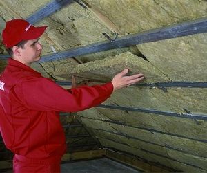 Jak wykonać ocieplenie poddasza? Izolacja dachu wełną mineralną