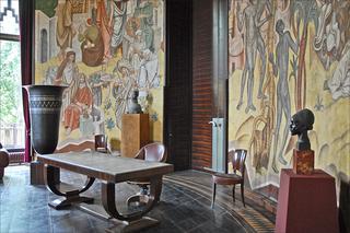 Wnętrze w stylu art deco – charakterystyczne formy stołu, mebli do siedzenia, elementów dekoracyjnych