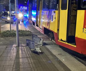 Groźny wypadek w Warszawie. Samochód i dwa tramwaje rozbite. Jeden z nich się wykoleił