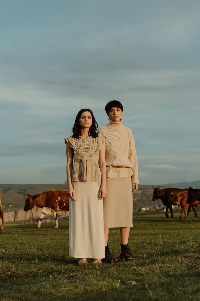 Długa spódnica to nieodłączny element modnych stylizacji. Naszą je zarówno romantyczki, jak i fanki stylu grunge 