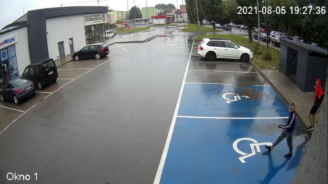 Gang dzieciaków okradł automat z zabawkami