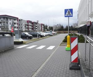 Autobus już może zakręcić. Koniec groteski przed przychodnią na Bemowie