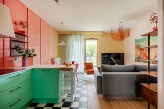 Kolorowe mieszkanie w stylu kalifornijskiego modernizmu