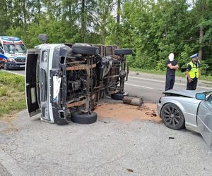 Wypadek w Lubieni. Auto osobowe zderzyło się z busem