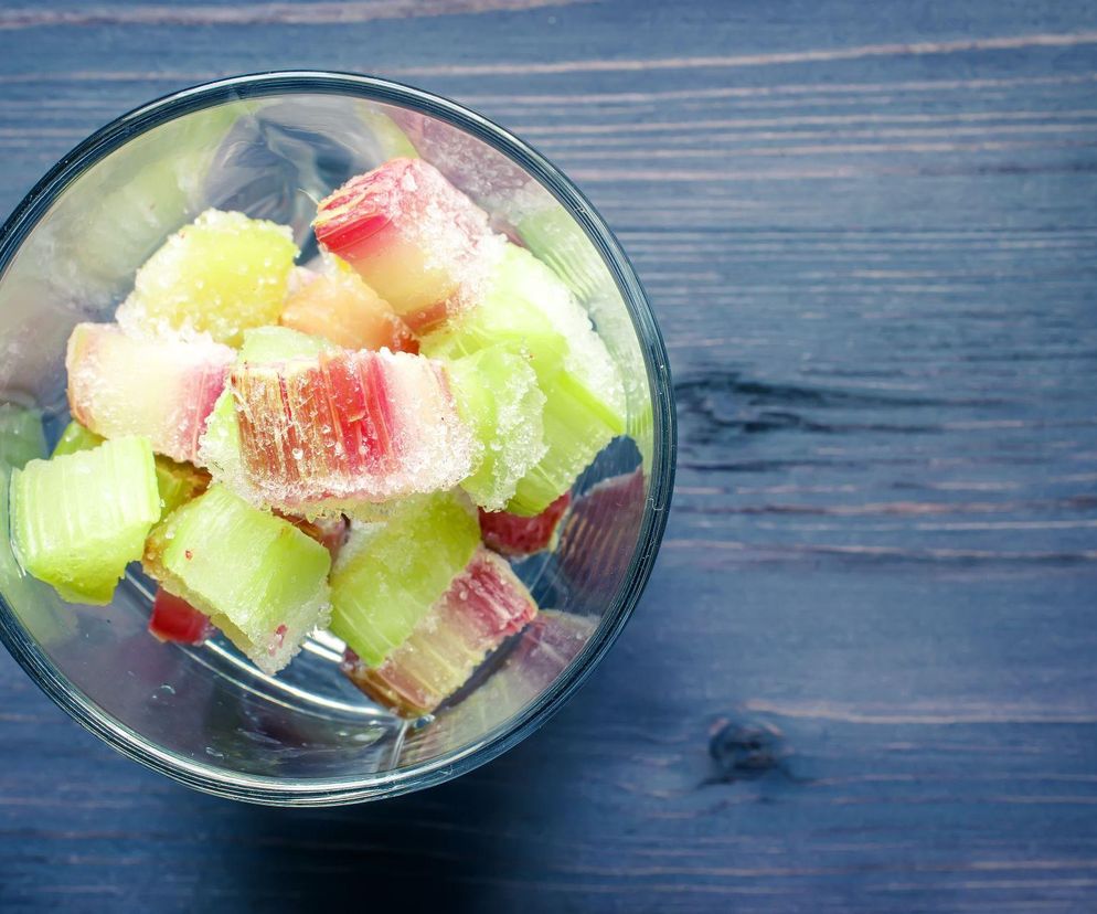 Mrożenie rabarbaru – jak to zrobić dobrze, by cieszyć się nim poza sezonem?