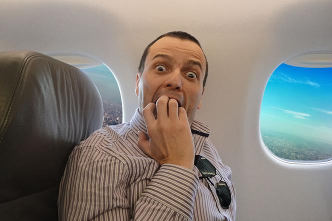 Strach przed lataniem: jak go pokonać? Dlaczego boimy się podróżować samolotem? [WIDEO]
