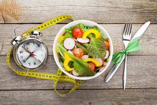 Czy spożywanie posiłków w „oknie żywieniowym” pomoże schudnąć? 