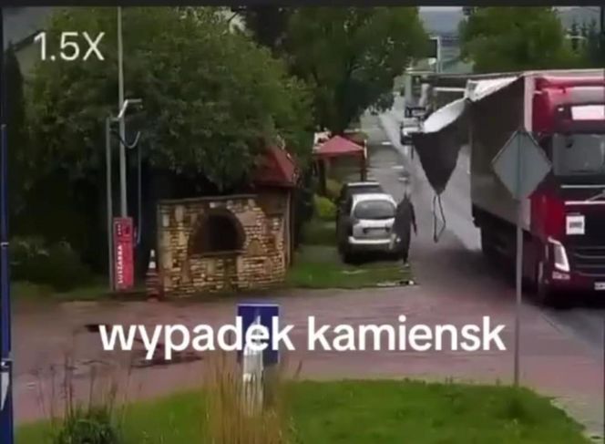 Tragiczny wypadek w Kamieńsku. 57-latka zmarła po uderzeniu pasem z naczepy
