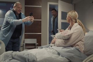 M jak miłość odc. 1854. Jagoda (Katarzyna Kołeczek), Tadeusz (Bartłomiej Nowosielski), Dorotka (Klara Madeńska), Bartek (Arkadiusz Smoleński)