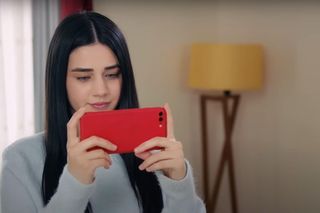 Sila postanowi wyznać Kuzeyowi prawdę i nagra dla niego specjalny filmik, ale Cavidan zdoła usunąć go z komputera.