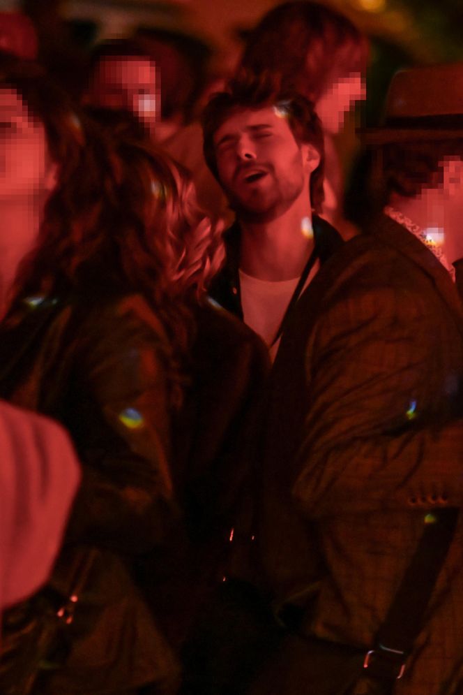 Maciej Musiał całował ukochaną na balkonie