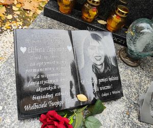 Elżbieta Zającówna odeszła tuż przed świętem Wszystkich Świętych. Tak wygląda grób uwielbianej aktorki