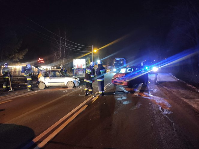 Gmina Liszki: POTĘŻNE zderzenie pojazdów! Dwie osoby RANNE. Blokada drogi