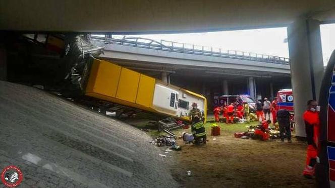 Autobus zawisł na moście Grota