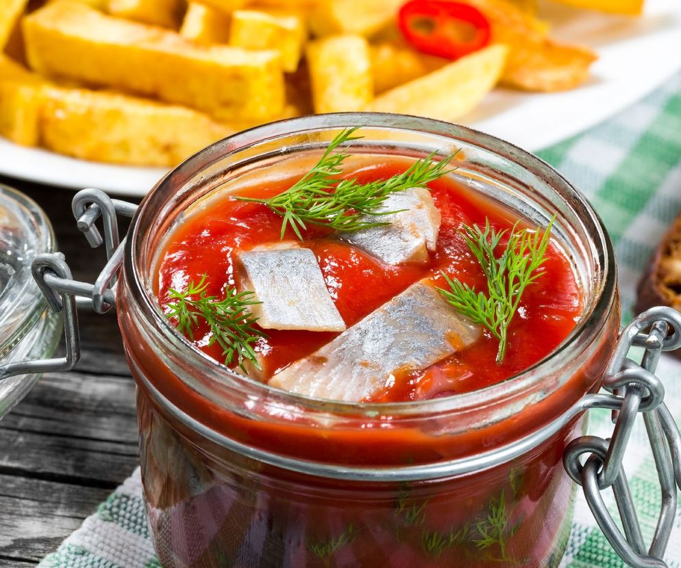 Śledzie z gorczycą: przepis na aromatyczną przekąskę