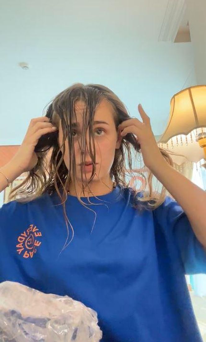 Wiktoria Gąsiewska tonuje włosy