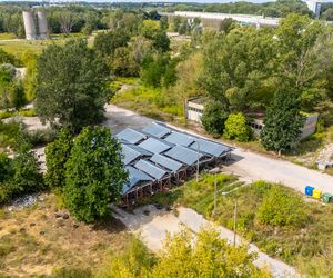 Elementy rozebranego pawilonu „Emilia” przechowywane na Białołęce w Warszawie