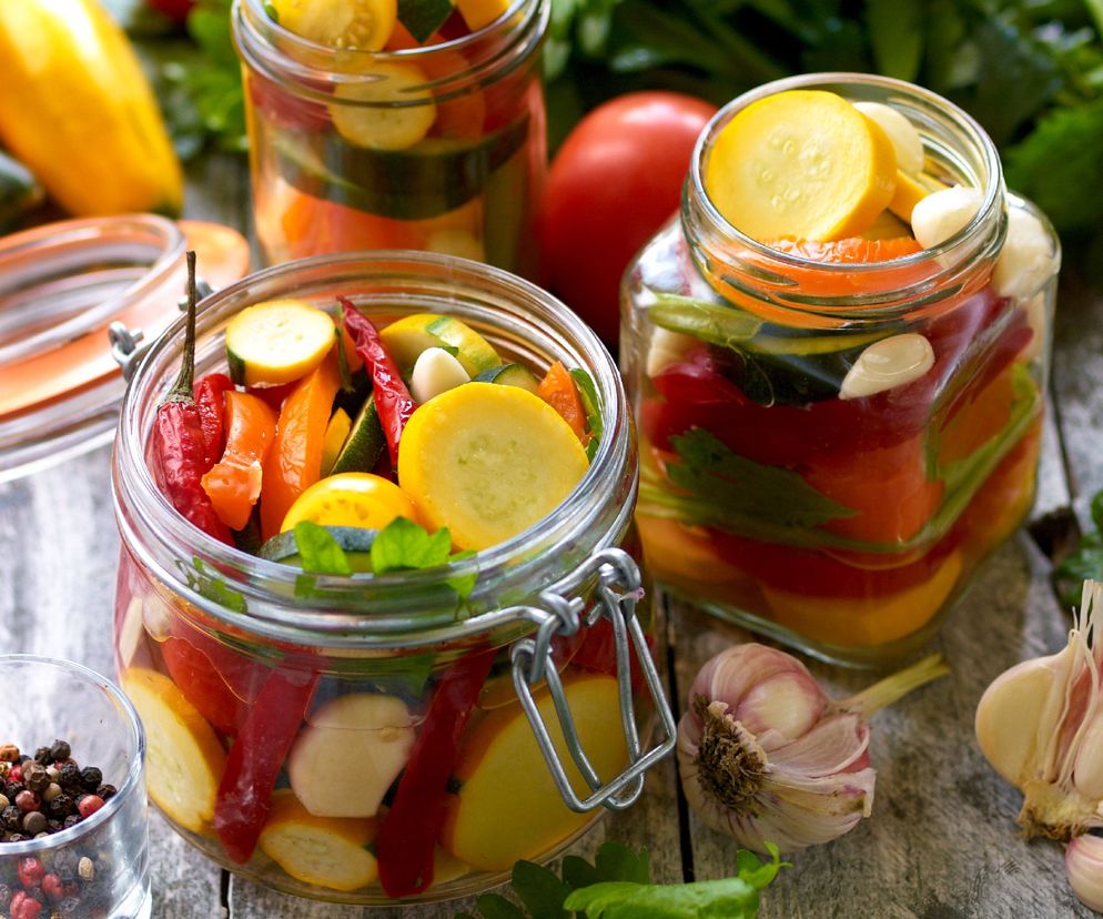 Sałatka z cukinii z paprykami: na zimę do słoików