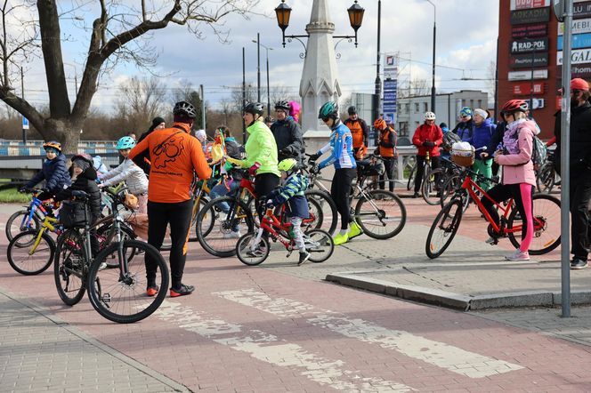 Rowerowe Topienie Marzanny w Lublinie. Lubelscy rowerzyści rozpoczęli tegoroczny sezon