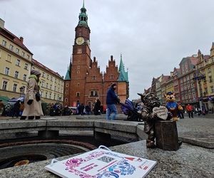 Krasnal WOŚPEK odsłonięty we Wrocławiu. To szef sztabu krasnali 