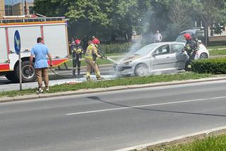 Rzeszów. Pali się samochód na ulicy Kopisto. Kłęby dymu spod maski [ZDJĘCIA]