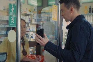 	M jak miłość odc. 1815.  Jakub Karski (Krzysztof Kwiatkowski), farmaceutka (Sandra Stencel)