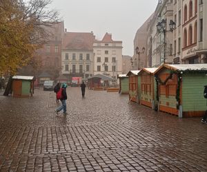 Dekoracje i przygotowania do jarmarku świątecznego