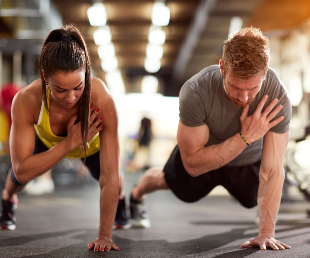 W treningu 100 pompek ważne jest, by nie trenować codziennie. Po każdym dniu ćwiczeń powinno się przeznaczyć 1-2 dni na odpoczynek. To zapewni właściwą regenerację mięśniom i nie dopuści do przetrenowania.