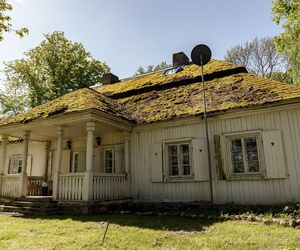 W Łękach Kościelny można podziwiać dworek z XVIII wieku