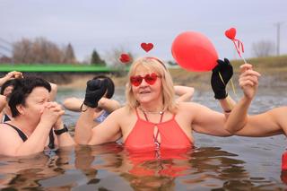 Z miłości do zimnych kąpieli. Tak wyglądało walentynkowe morsowanie w Zalewie Zemborzyckim