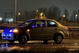 Koszmarny finał driftów we Włochach. Auto w rowie i potrącony człowiek